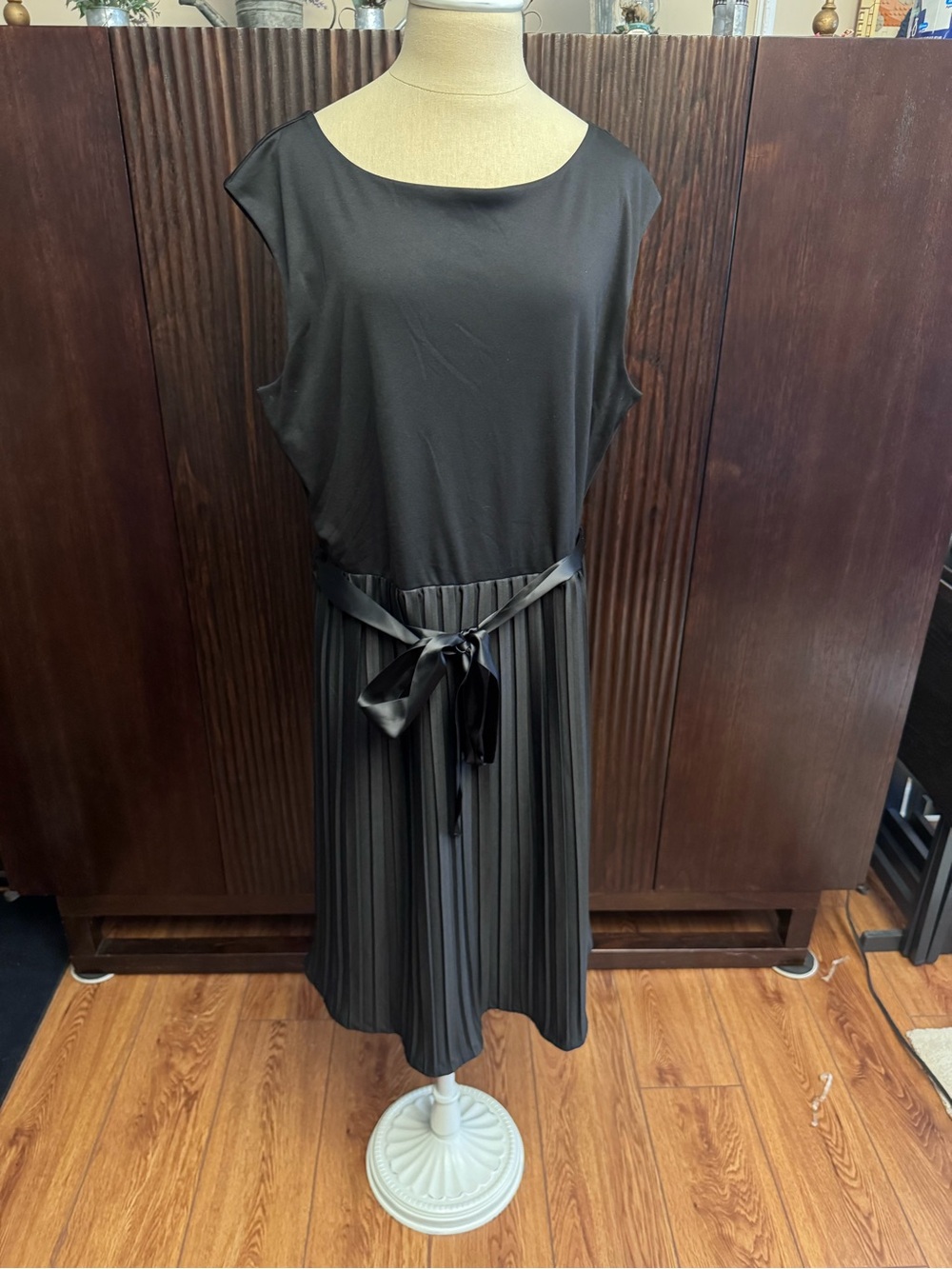 Jones New York Black Sleeveless Pleated Midi Dress with Satin Waist Tie